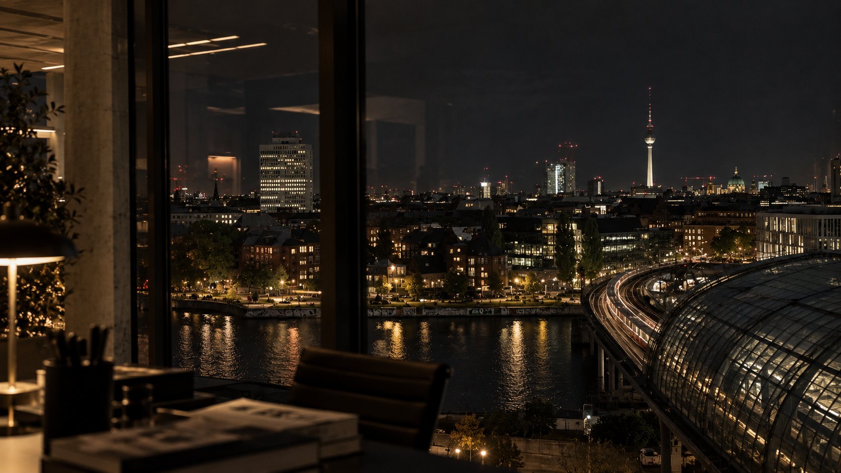 Nachtblick aus dem Büro von Zenker Design am Berliner Hauptbahnhof über Spree und Fernsehturm
